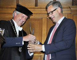 Rector Magnificus Elmer Sterken presents the 2012 Alumnus of the Year Award to Matthijs Bierman, director of the Triodos Bank