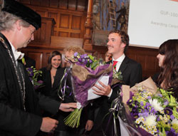 Casper Hesp, winnaar van de Student Excellence Award 2013, ontvangt felicitaties van rector magnificus prof. dr. Elmer Sterken. Foto: Pjotr Wiesse