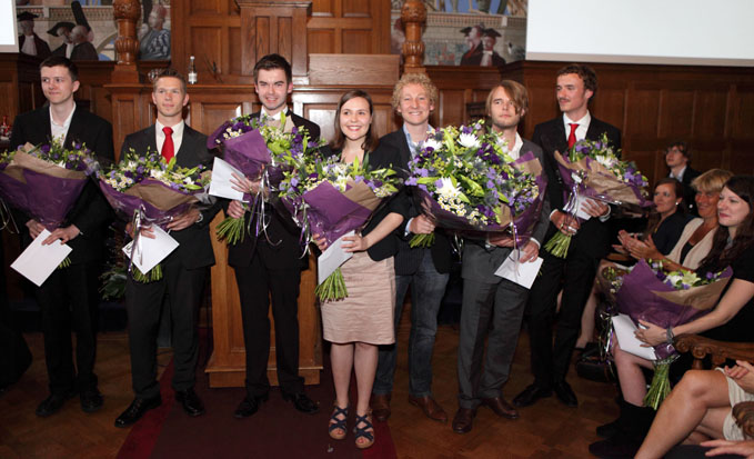 The winners of the GUF-100 prizes: Lennart Baardman (Faculty of Economics and Business), Rick Pleijhuis (Faculty of Medical Sciences), Björn Hoops (Faculty of Law), Paula Prenzel (Faculty of Spatial Sciences), Laurens Polgar (Faculty of Mathematics and Natural Sciences), Job de Grefte (Faculty of Philosophy), Casper Hesp (Faculty of Behavioural and Social Sciences) and, sitting,Laura Vollmer (Faculty of Theology and Religious Studies) Paula Prenzel (Faculty of Spatial Sciences). Not in the photo: Anouk Baron (Faculty of Arts). Photo: Pjotr Wiesse