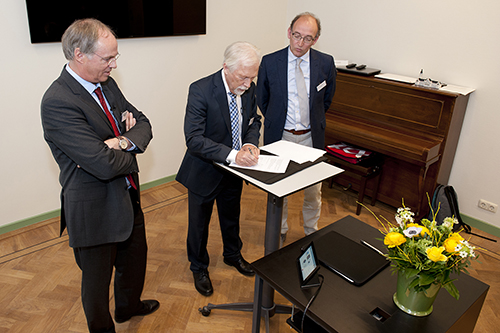 Hans Clevers, Sibrand Poppema en NIDI-directeur Leo van Wissen.