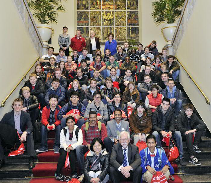 De internationale studenten werden door collegevoorzitter Sibrand Poppema ontvangen in het Academiegebouw. Foto's: Elmer Spaargaren