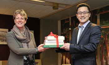 Directeur UB Marjolein Nieboer ontvangt de eerste boeken voor de Korea Corner uit handen van Minister Counsellor Jong-Ho Choi van de Koreaanse ambassade. Foto: Elmer Spaargaren