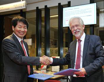 RUG collegevoorzitter Sibrand Poppema en Prof. Hongchan Chun Ph.D, Dean of Pusan National University International ondertekenen de uitwisselingsovereenkomst tussen RUG en PNU. Foto: Elmer Spaargaren