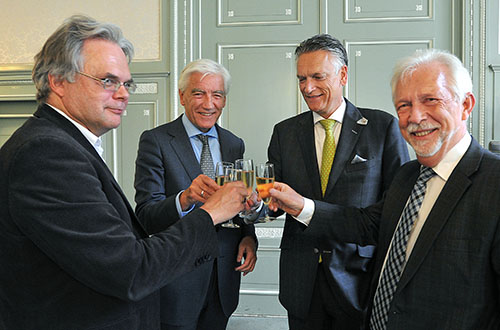 V.l.n.r Marco de Vos (Astron), Max van den Berg (CdK Groningen), Harry van Dorenmalen (IBM) en Sibrand Poppema (UG). Foto: Elmer Spaargaren