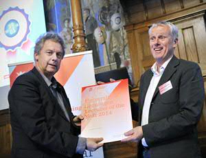 Anton Scheurink ontving de prijs uit handen van Rector Magnificus Elmer Sterken. Foto: Elmer Spaargaren