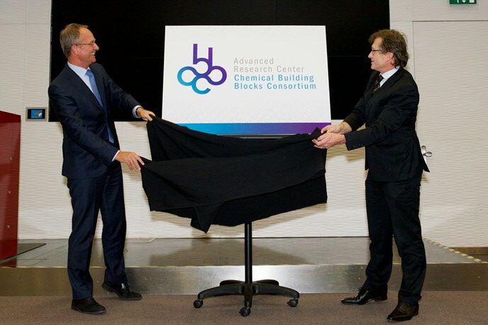 Minister Henk Kamp en prof. dr. Ben Feringa onthullen het logo van CBBCMinister of Economic Affairs Henk Kamp and prof Ben Feringa