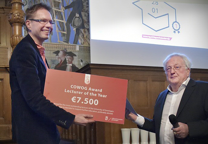 Winnaar Niels Taatgen ontvangt uit handen van dr. Gerard Heijnen de cheque van € 7.500, jaarlijks beschikbaar gesteld door het COWOG-fonds.