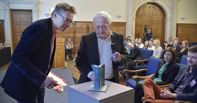 Taatgen en Heijnen bewonderen de sculptuur gemaakt door Joek van Draanen.