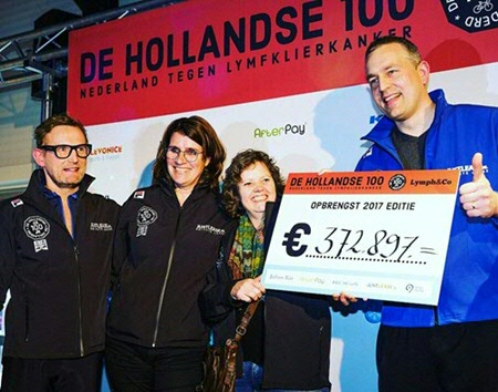 Afgelopen weekend, op 5 maart hebben Anke van den Berg en Joost Kluiver de eerste cheque van €372.897 ontvangen uit handen van Bernhard van Oranje en Marie-José Helle, directeur van Lymph&Co. De cheque werd uitgereikt aan het einde van ‘De Hollandse 100’, een jaarlijkse sponsoractie van Lymph&Co. (v.l.n.r.: Bernhard van Oranje, Marie-José Helle, Anke van den Berg, Joost Kluiver)