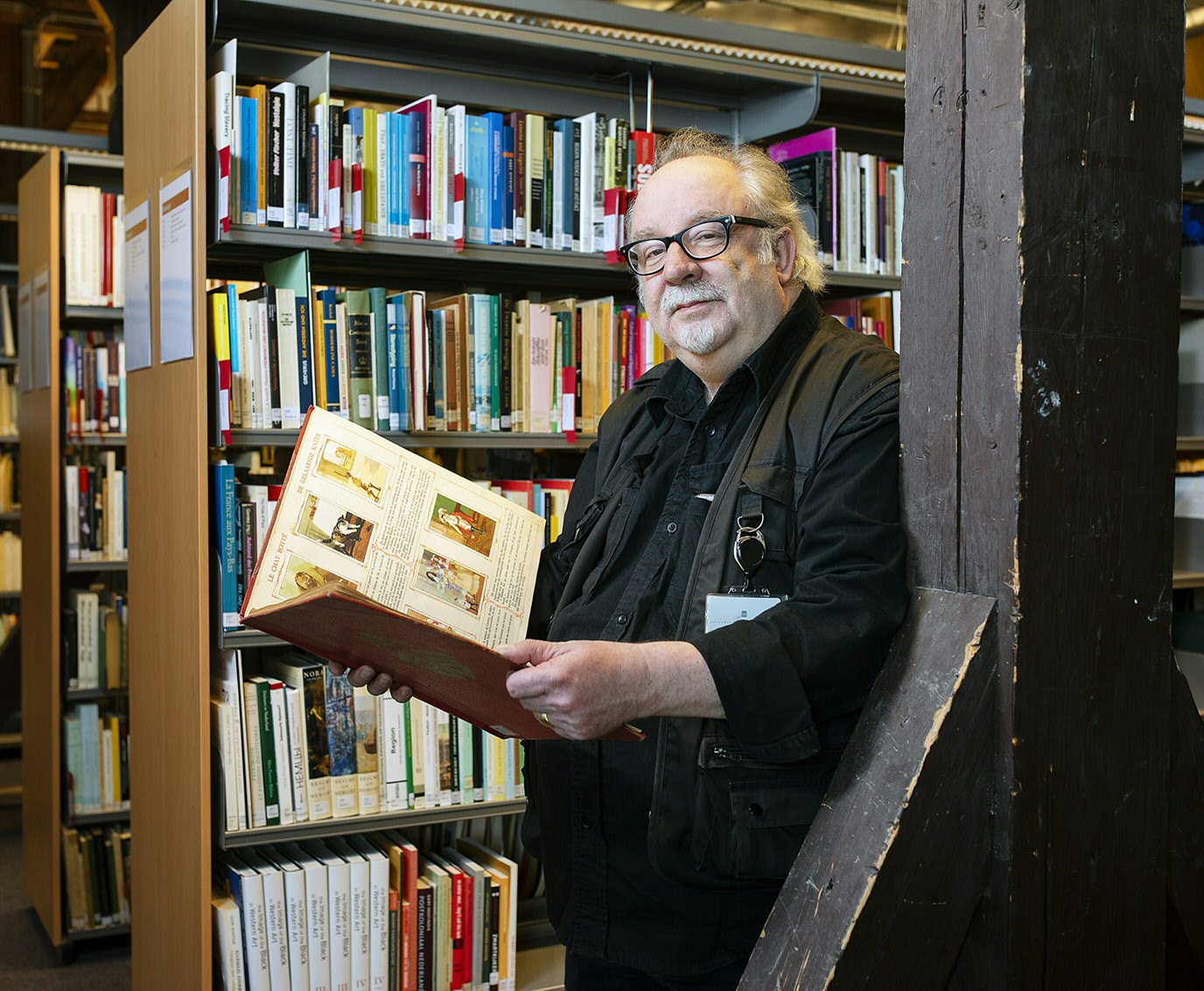 Theo Meder voor boekenkast
