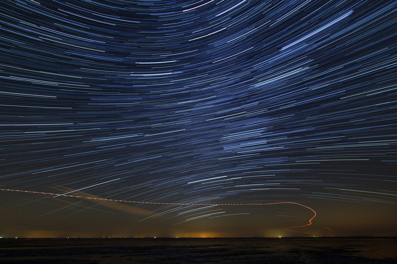 Stersporen tijdens de nacht op Ameland, met het vliegpad van een helikopter op de voorgrond. (Foto door Johan van der Wielen)