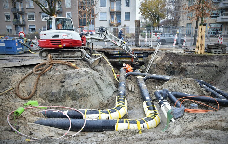 In Groningen liggen de praktijkvoorbeelden van de energietransitie letterlijk om de hoek, zoals hier de aanleg van het Warmtenet op de Eikenlaan.