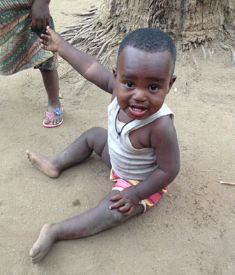 Jonge baby in Tanzania. In Tanzania krijgt een moeder een stigma als haar kind niet goed groeit. Te vroeg na de bevalling seks gehad, het sperma kwam bij de moedermelk.