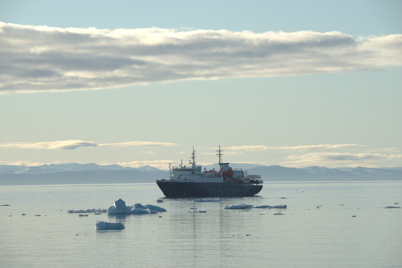 Poolexpeditie: boot in water omringt door ijsschotsen