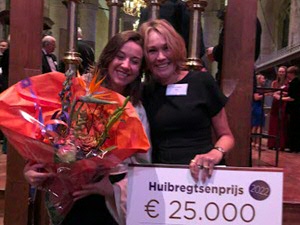 Iris Sommer (rechts), gefotografeerd met dochter (links), ontvangt de Huibregtsenprijs