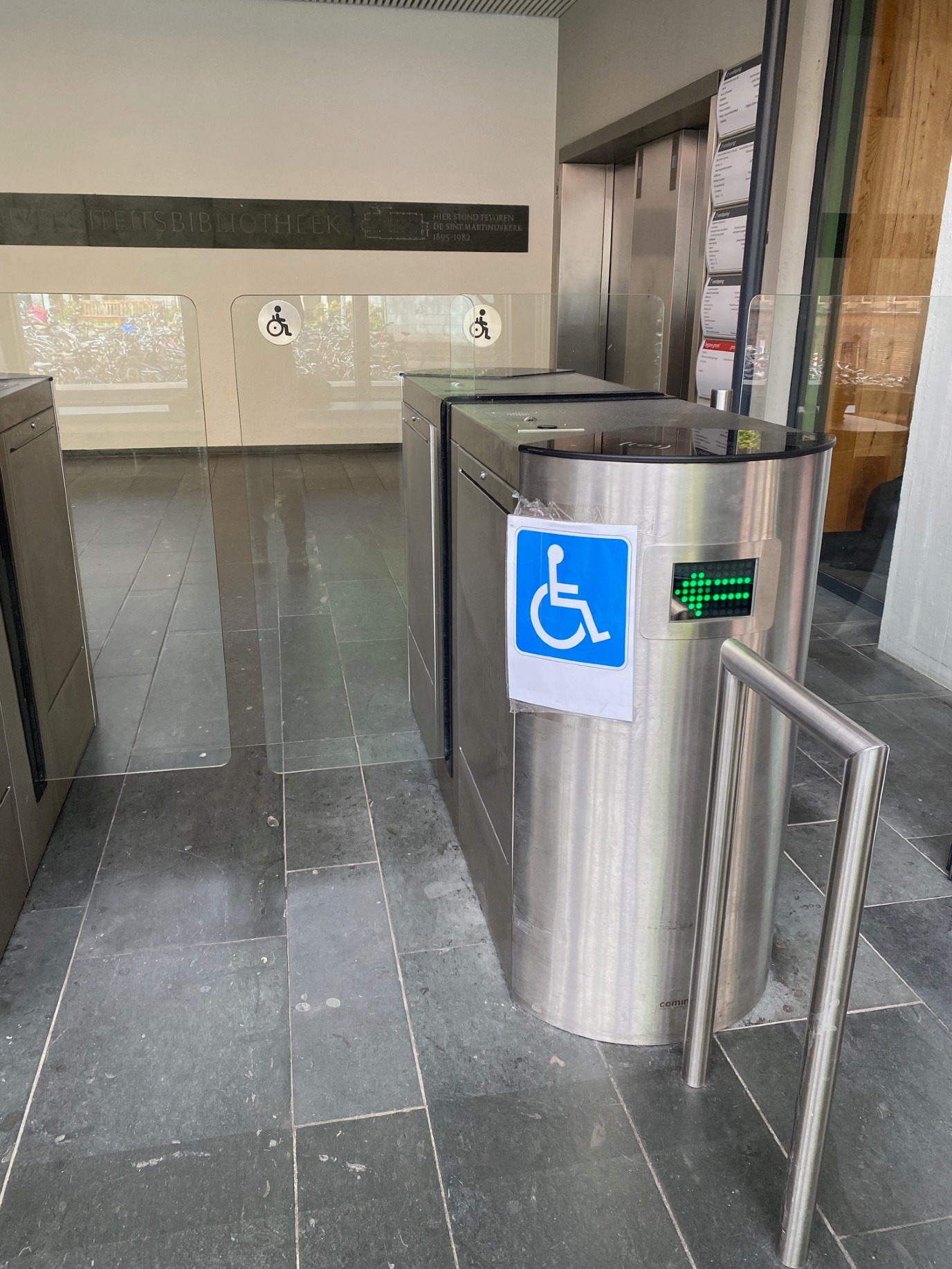 One of the entrance gates is wheelchair-friendly. It can be opened with an activated RUG pass (activation at reception).