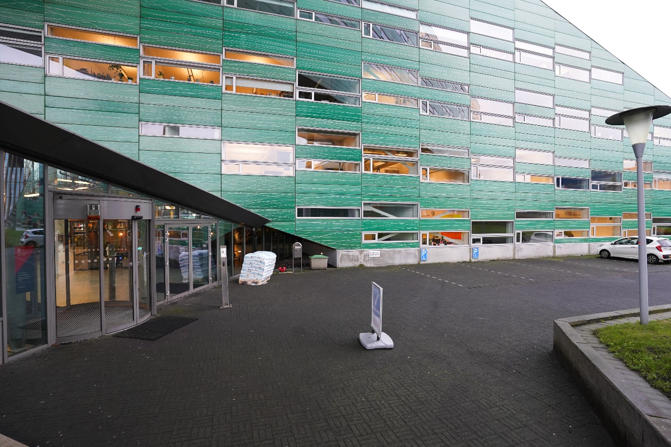 Parkeerplaatsen voor mindervaliden op locatie, rechts van de hoofdingang