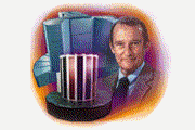 Seymour Cray met zijn C-vormige Cray-1 met 'love seat'