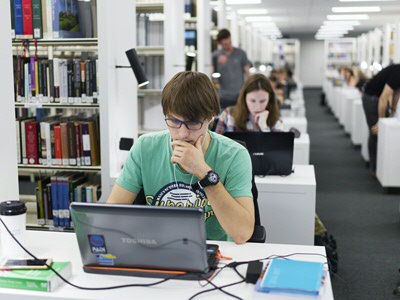Student in bibliotheek