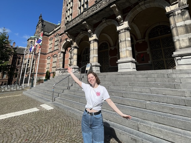 Happy Hylke standing before the Academic Building knowing that she will have a successful academic year due to her study resolutions!