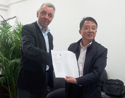 Dirk Strijker tekent overeenkomst in China