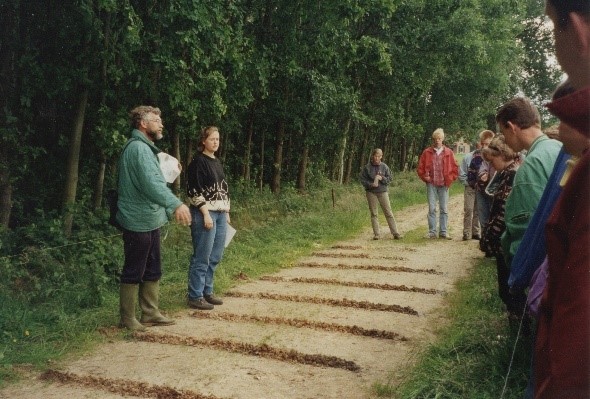 Jan Delvigne bediscussieert de resultaten van een (ogenschijnlijk enorme) grondboring. Veldwerk Denekamp 1994 (Foto: archief Kim van Dam)