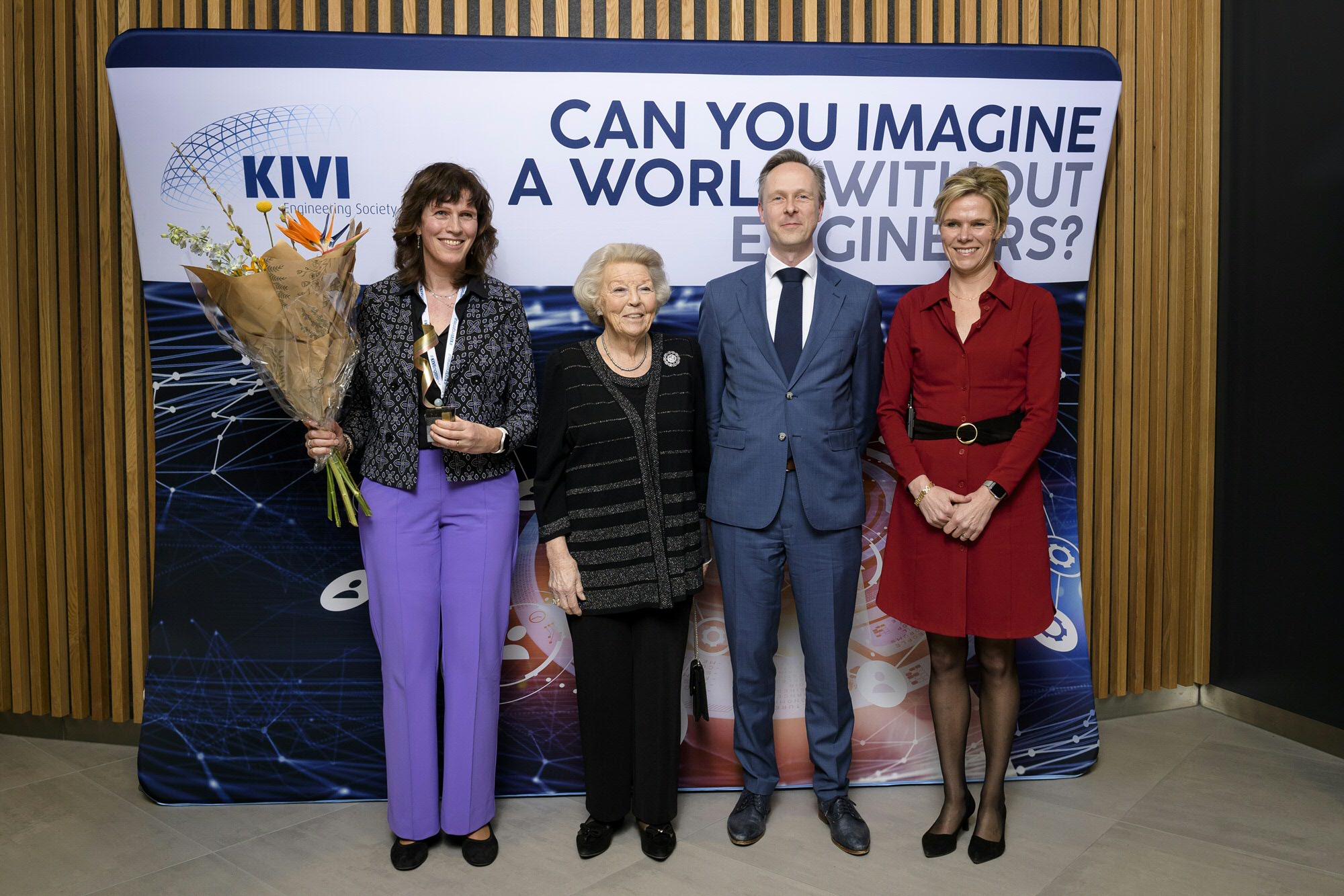 Jacquelien Scherpen (links) is Ingenieur van het Jaar 2023. Naast haar prinses Beatrix, beschermvrouwe van KIVI.