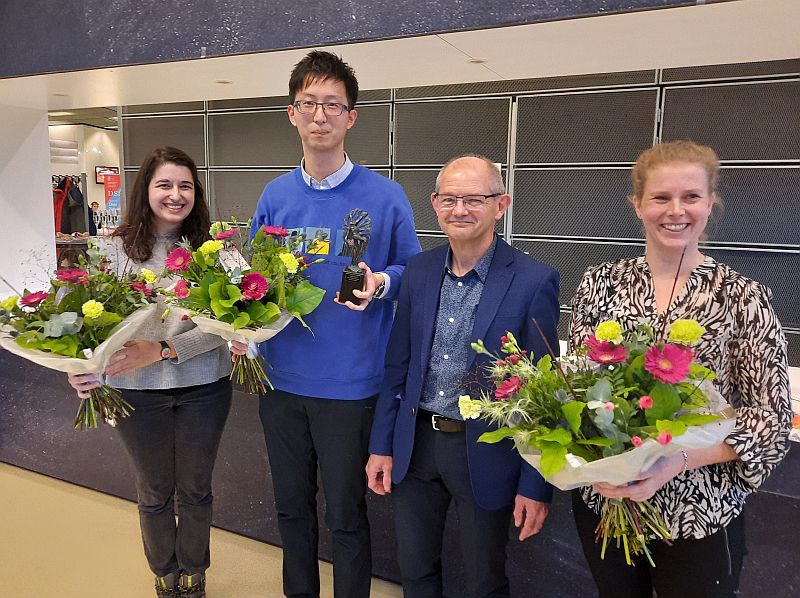 Van links naar rechts: dr. Joanna Sabino Pinto, winnaar dr. Qi Zhang, decaan Joost Frenken and dr. Margot Kuitems