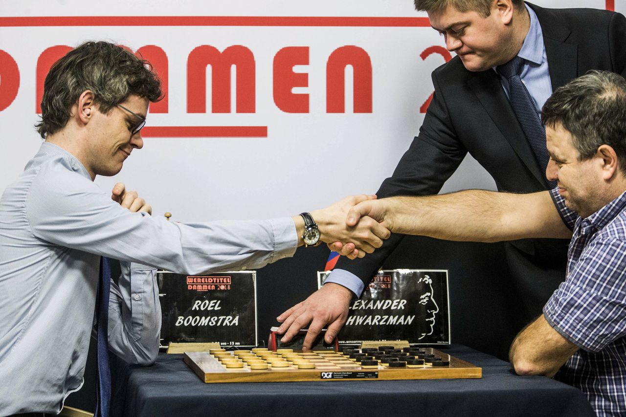 Grootmeester Schwarzman (rechts) feliciteert Links wererldkampioen Roel Boomstra. Foto Siese Veenstra.