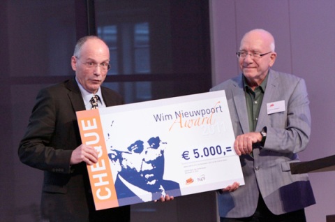 Prof.dr. Hans de Raedt (Computational Physics, Rijksuniversiteit Groningen) krijgt de award uitgereikt door Wim Nieuwpoort (rechts).