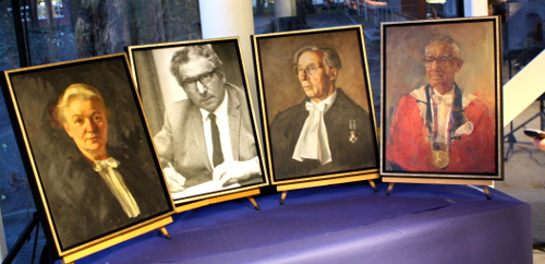 De vier portretten van de vernoemde hoogleraren. Van links naar rechts: Jantina Tammes, Leon van Gelder, Jan Snijders en Ivan Gadourek.