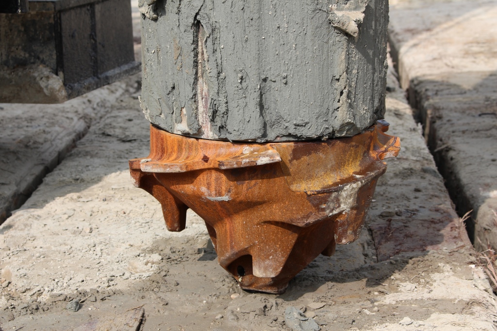 Let the screwing of the piles begin | April 2015Met deze enorme kop worden de betonpalen geschroefd | april 2015