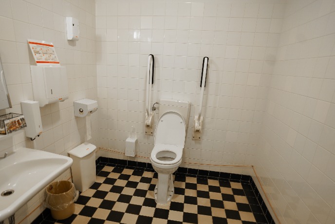 rolstoelvriendelijk toilet in het gebouw