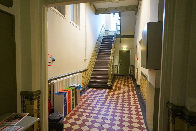 Van binnen is de bovenverdieping enkel bereikbaar met trap