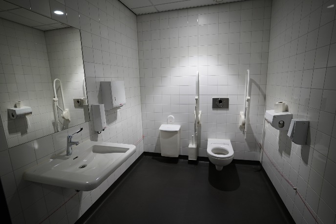 Rolstoelvriendelijk toilet in het gebouw