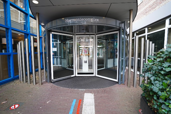 Main entrance with sliding automatic doors