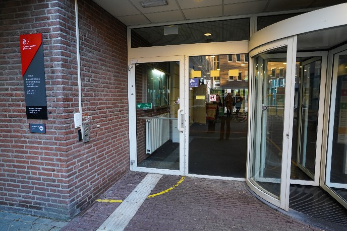 Entrance from 'de Laan', swing door and door that opens via button