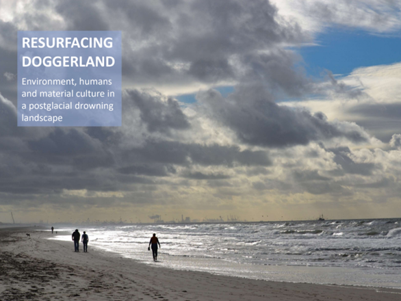 Sfeerfoto die de actuele context weergeeft van het verdwenen Doggerland (industrie op de achtergrond; een vissersschip; en een opgespoten strand waarop wandelaars allerlei vondsten doen)