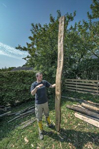 Daniël Postma explains how to work with local timber, photograph by Frans de Vries (Toonbeeld)