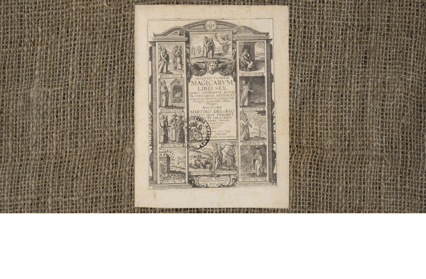 In 1599 kwam Martin Del Rio’s 'Disquisitiones Magicae' voor het eerst uit. Nauta was in het bezit van een exemplaar gedrukt in 1633. Het is een van de beroemdste werken van zijn soort en wordt gezien als het werk dat de ideeën van de heksenvervolgingen in de Nederlanden introduceerde.In 1599 Martin Del Rio’s 'Disquisitiones Magicae' was first published. Nauta owned a 1633 copy of the work. It is one of the most famous works of its kind. It is now seen as the work that brought the ideas of witch prosecution to the Low Countries.