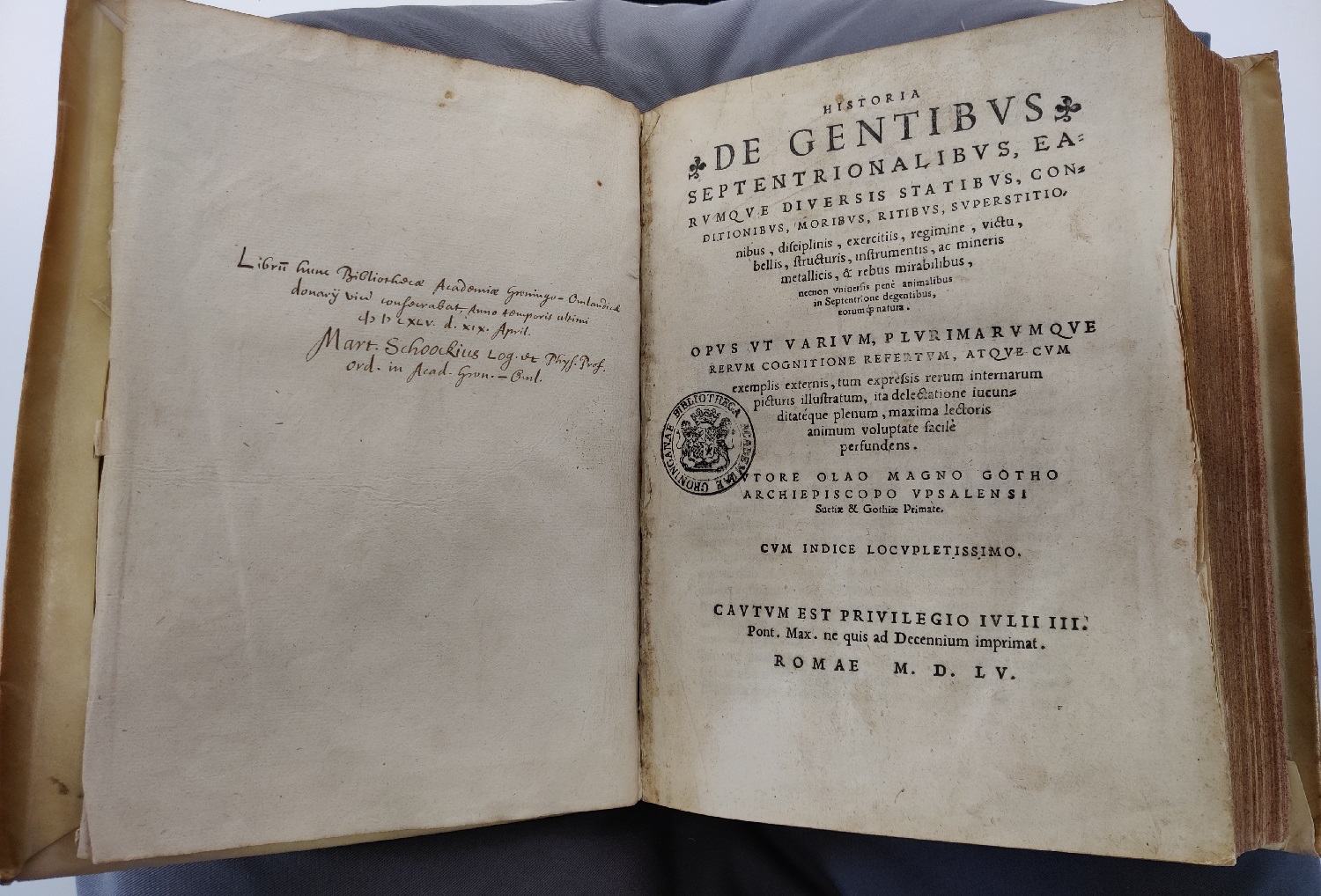 Afbeelding 2: Schutblad van de Historia De Gentibus Septentrionalibus met een inscriptie over de donatie van het boek aan de Universiteitsbibliotheek Groningen, en het titelblad