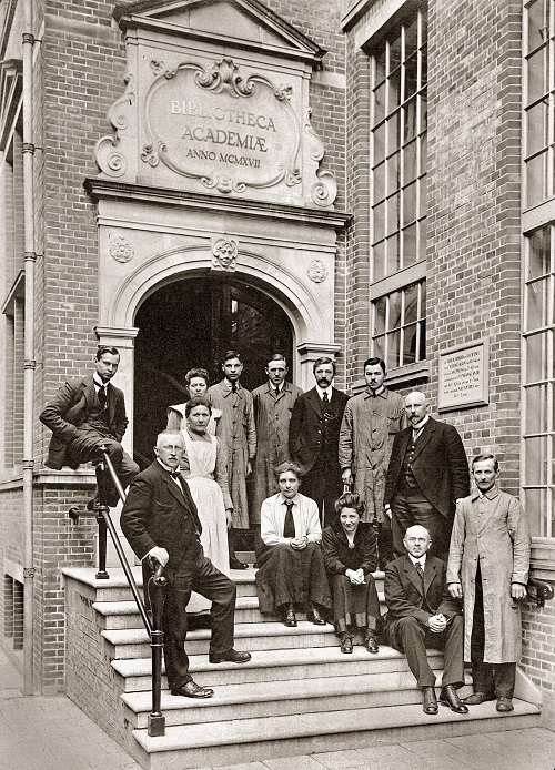 Het voltallige bibliotheekpersoneel in 1919!