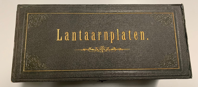 Afb. 1 Lantaarnplaten. Boekje met daarin de beschrijvingen van de lantaarnplaten.