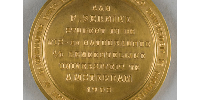 De erepenning die Zernike kreeg voor zijn artikelThe prize medal Zernike received for his article