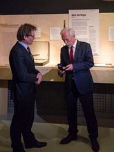 Feringa overhandigt de Nobelpenning aan CvB-voorzitter Poppema (foto: Dirk Fennema)