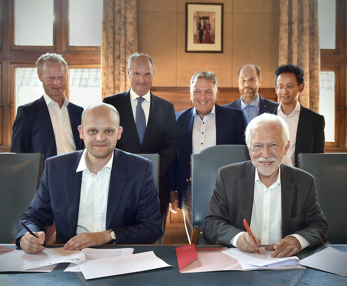 Managing director van de MEYER Werft Tim Meyer en collegevoorzitter Sibrand Poppema ondertekenen de samenwerkingsovereenkomst. Fotograaf: Elmer Spaargaren
