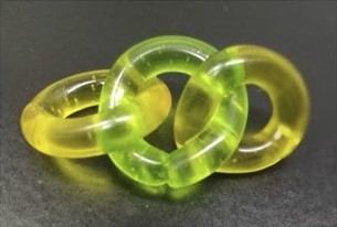 Door slangetjes van het polymeer door te snijden en de uiteinden te laten fuseren zijn allerlei vormen te maken. ©ECUST/RUG/Science Advances