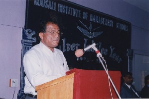 Professor C.G. Hussain Khan, coordinator of the International Diploma Course in Reproductive Health Management, and professor of Anthropology at KUD, addresses the audience. 