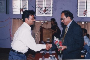 One of the students of the first batch of diploma course students felicitates Dr. A.M. Pathan, Vice Chancellor of Karnatak University, on the diploma course during the inauguration