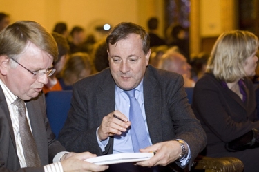 Dr. Alister McGrath (met links naast hem prof. dr. J. Hoek) disussieerde donderdag in Groningen. Foto Jan Willem van Vliet